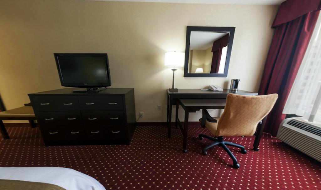 Doubletree By Hilton Lansing Hotel Room photo